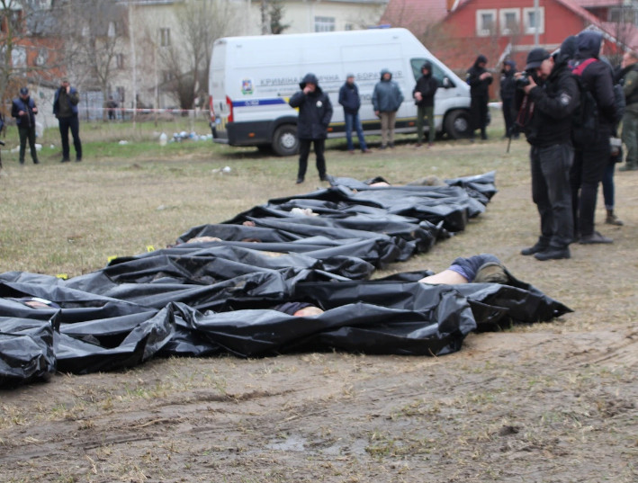 Exhumation de corps à Bucha en Ukraine