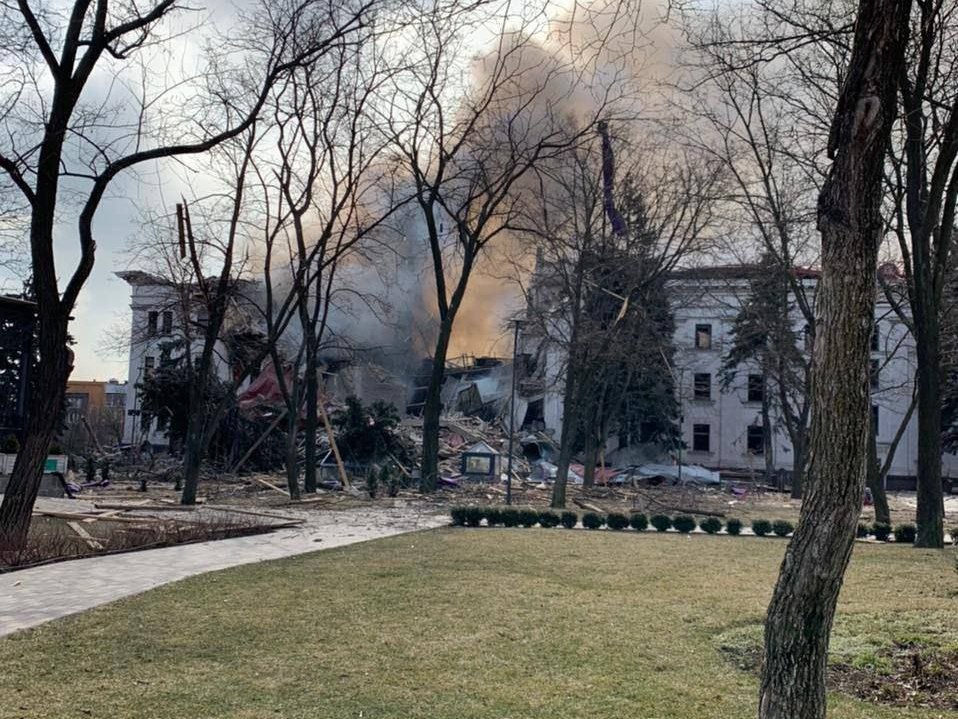 Le théâtre de Marioupol est bombardé par les forces russes le 16 mars 2022. CC
