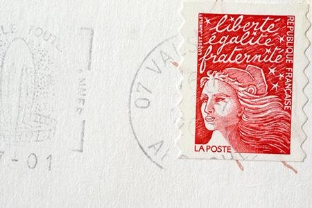 Le timbre rouge est remplacé depuis 2022 par le e-courrier.