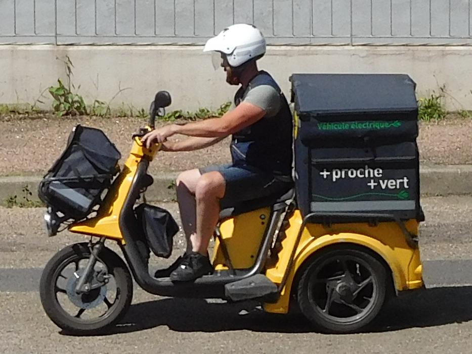 L'optimisation du temps de travail des facteurs passe aussi par la mise à disposition de nouveaux véhicules comme ces scooters à trois roues.