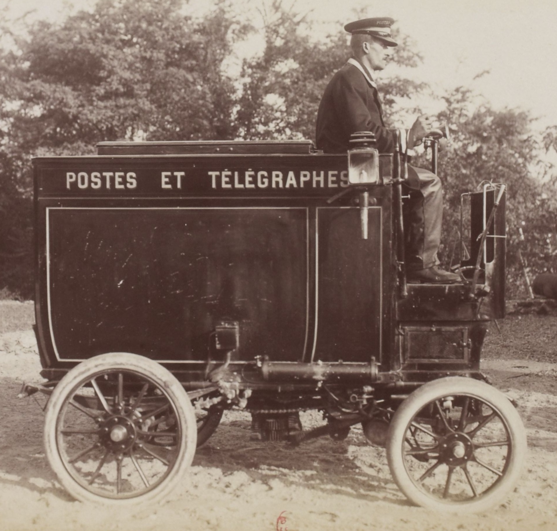 Automobile postale en 1901.