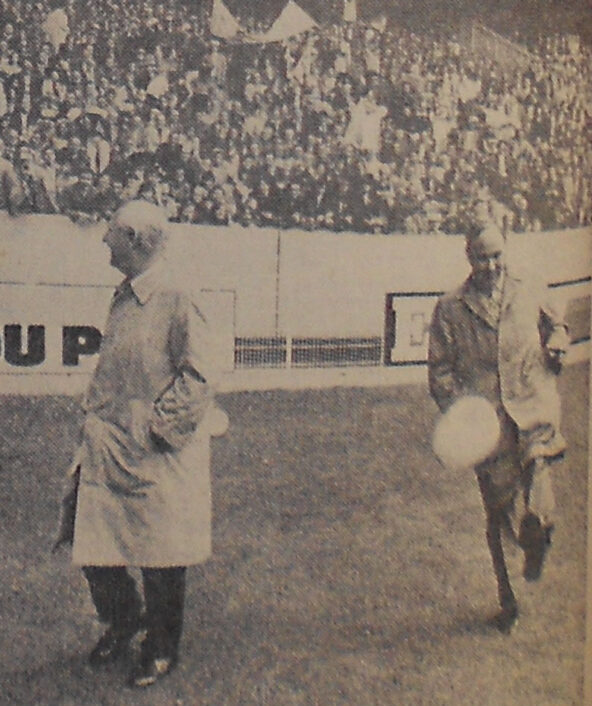 Gaston Defferre fait un tour de terrain, à la finale de l'avant-match de la coupe de France, en 1972, au Parc des Princes. Crédit : archives Gilles Castagno