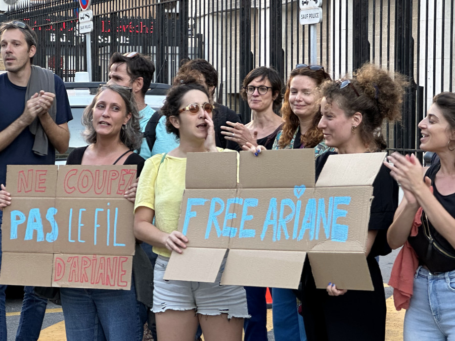 Manifestation contre la garde à vue de la journaliste Ariane Lavrilleux. Hôtel de police, Marseille, 19 septembre 2023. Crédit: Mediavivant