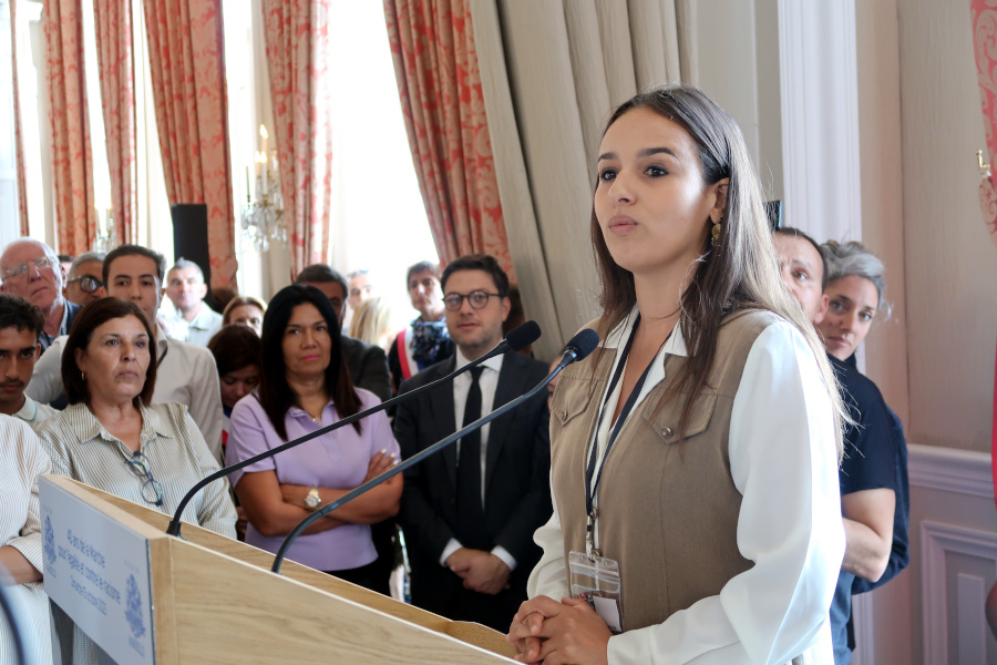 Lena Taguelmint, la fille d'Hanifa, qui avait participé à la Marche, a pris la parole lors de la cérémonie du 15 octobre. Crédits: Daphné Gastaldi.