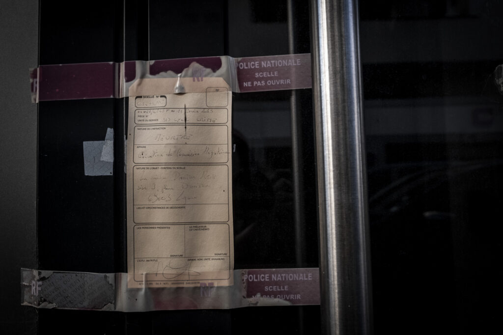 Plus d'un an après, les scellés sont encore sur la porte d'entrée de la crèche Danton Rêve de People&Baby, fermée depuis la mort d'un bébé à Lyon en juin 2022. Crédit : Alberto Campi/We Report