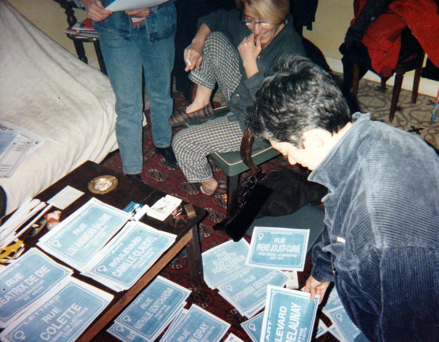 Action de collage dans les années 1990, à Marseille. Crédit : Collectif des Ladies Pirates
