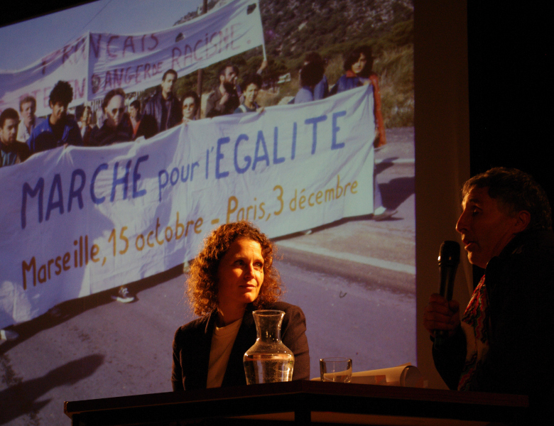 Daphné Gastaldi présentait son enquête sur scène: "La Marche sans fin contre le racisme", le 12 octobre 2023 à La Fabulerie. Crédit: Mediavivant