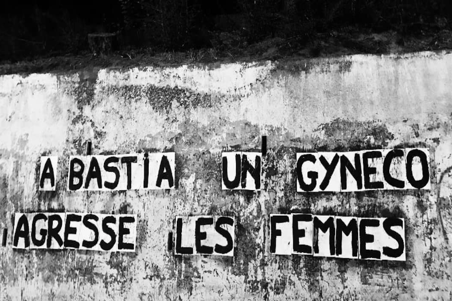 Des témoignages de femmes ayant été victimes “de propos ou de gestes déplacés de la part de médecins”. Crédit: compte Instagram Collages Féminicides Corse