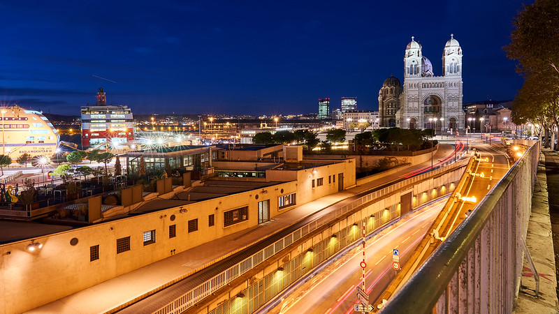 Marseille dispose de plus de 1500 caméras de vidéosurveillance. Crédit : Marseille de nuit par Barnyz/Flickr