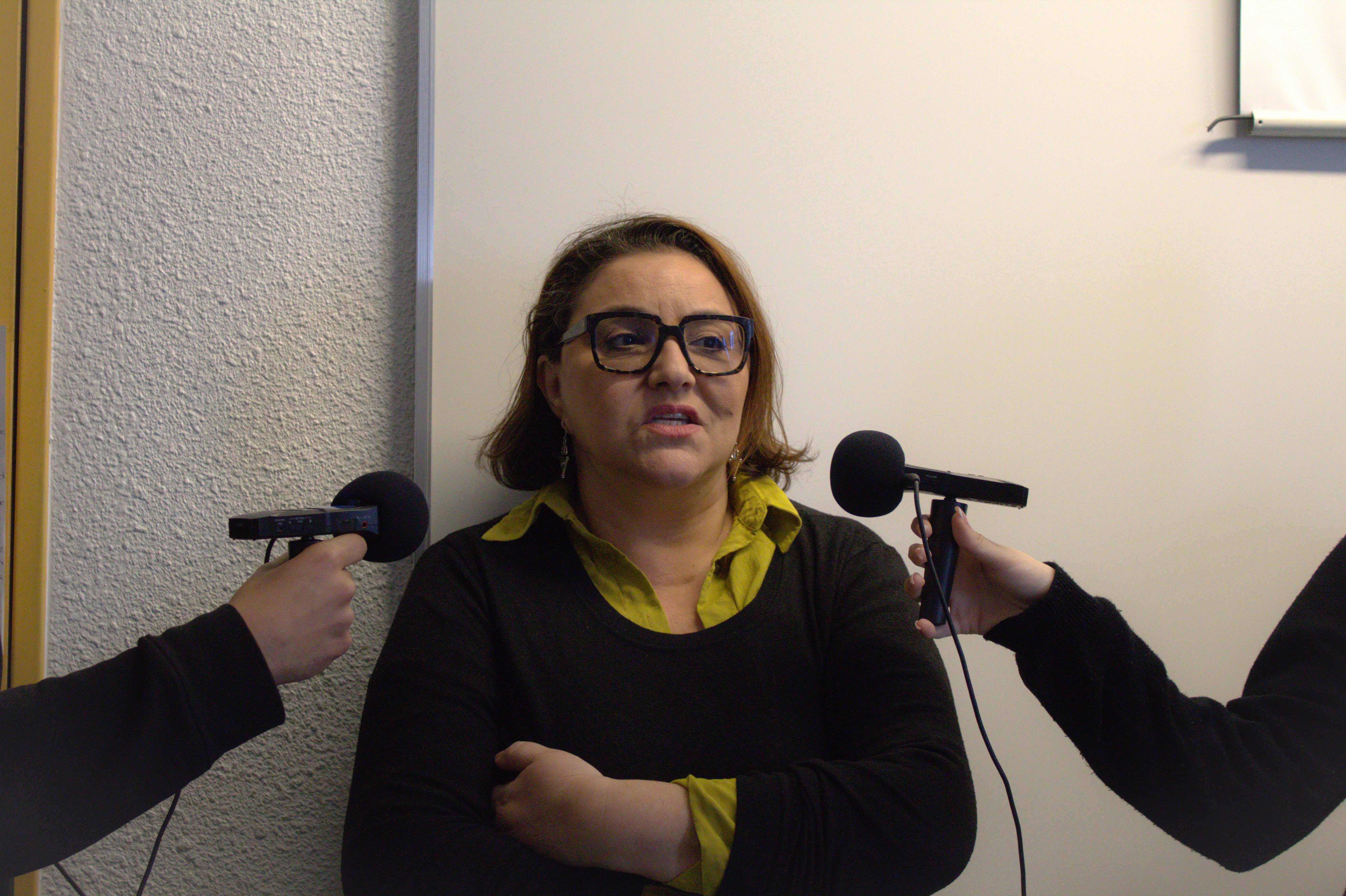 Samia Chabani, fondatrice de l'association Ancrages, interviewée des lycéens de Saint-Charles. Marseille, 2025. Crédit : Mediavivant