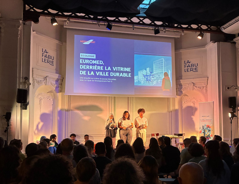 Tous les participants aux ateliers d'éducation populaire de l'information de Mediavivant ont présenté leurs enquêtes sur scène. DR: Alix de Crécy